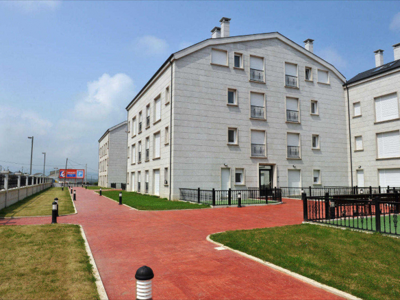 Zonas ajardinadas y caminos peatonales en los Apartamentos Jardines de Lugo