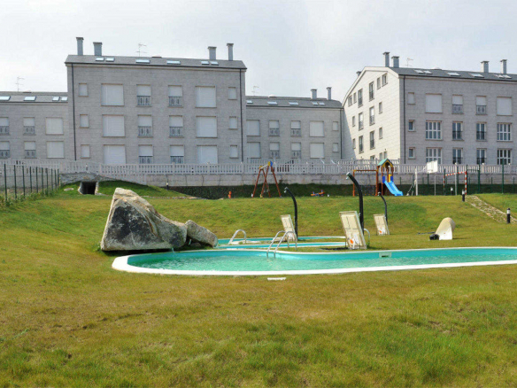 Piscina al aire libre en los Apartamentos Jardines de Lugo