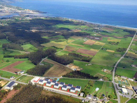 Piscina y amplias zonas ajardinadas en los Apartamentos Jardines de Lugo