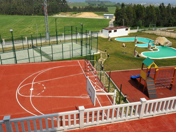 Parque infantil y área de juegos para niños en Jardines de Lugo