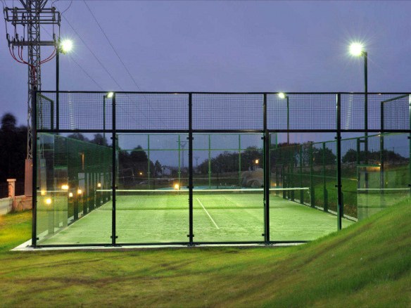 Pista deportiva al aire libre en los Apartamentos Jardines de Lugo