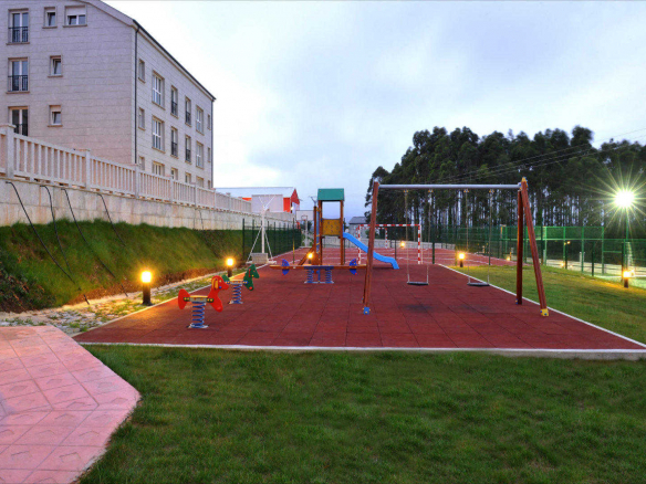 Zonas ajardinadas iluminadas durante la noche en Jardines de Lugo