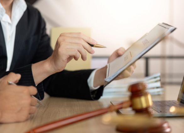 Revisión de documentos legales relacionados con una herencia