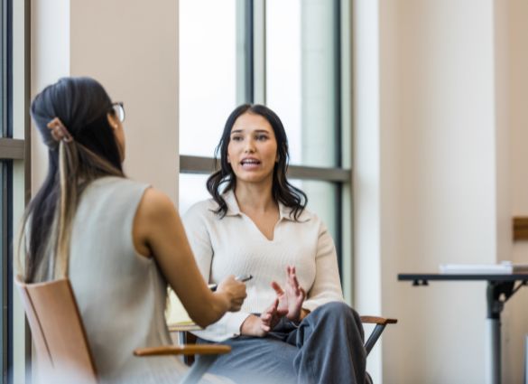 Reunión entre familiares mediada por un profesional para coordinar una herencia