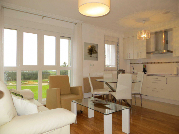 Cocina moderna totalmente equipada en los Apartamentos Jardines de Lugo