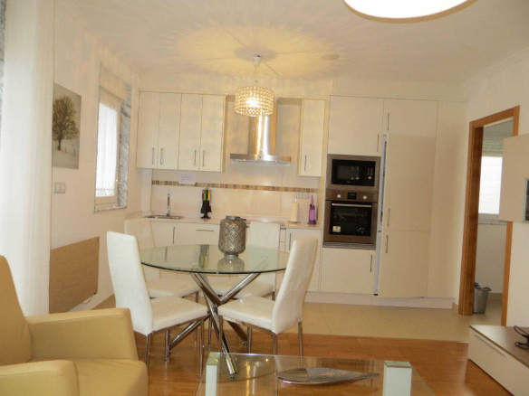 Fachada de los Apartamentos Jardines de Lugo con zonas ajardinadas