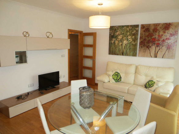 Salón con cocina integrada totalmente equipada en los Apartamentos Jardines de Lugo