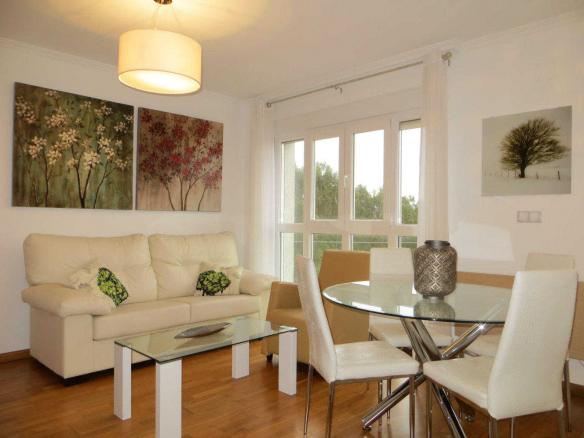 Zona de salón comedor con grandes ventanales en Jardines de Lugo