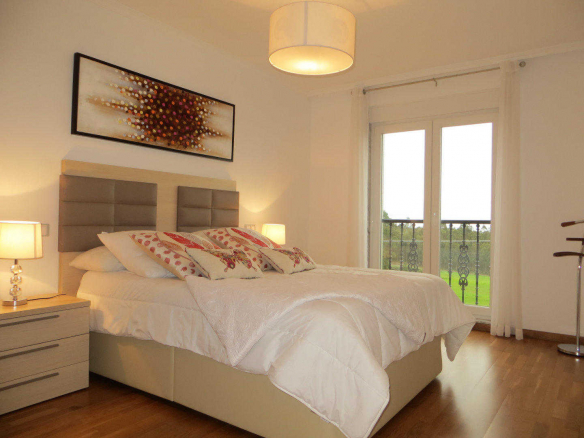 Dormitorio principal luminoso en los Apartamentos Jardines de Lugo