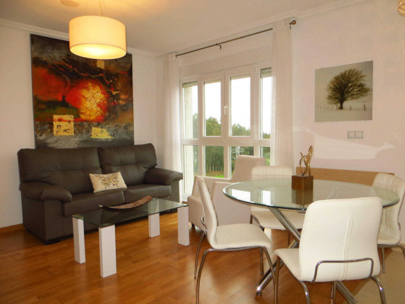 Salón comedor moderno y luminoso en los Apartamentos Jardines de Lugo