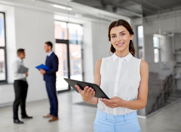 Agente inmobiliario preparando la estrategia de venta de una vivienda