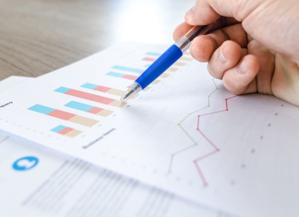 Agente inmobiliaria evaluando un inmueble durante el proceso de valoración